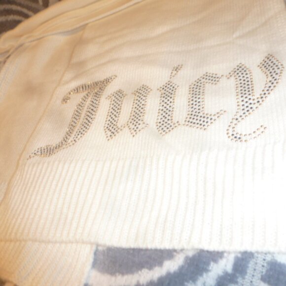 Juicy Couture White Knitted Scarf – Super Soft with Embellished “Juicy” Wording - Picture 5 of 8